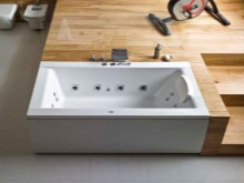 Vasca da bagno rettangolare nella vasca da bagno