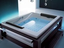 La vasca da bagno con gradini