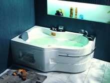 Vasca da bagno angolare dalla forma insolita