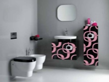 Ongebruikelijk compact loodgieterswerk in de badkamer