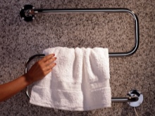 Věšák na ručníky v koupelně