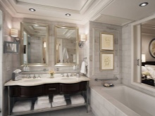 Spegel i ett litet badrum