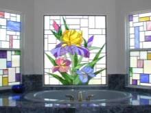 Glasmålade fönster i badrummet