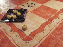 Dlažba v tradičních španělských barvách.