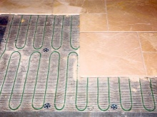 Calefacción por suelo radiante bajo las baldosas del baño