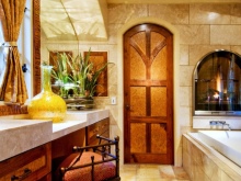 Cuarto de baño con un interior acogedor