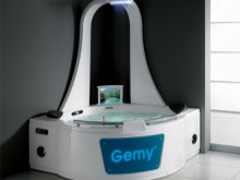 Η μπανιέρα υδρομασάζ με ντους πάνω από το κεφάλι