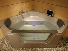 Πολυγωνική μπανιέρα από την κινεζική μάρκα Apollo