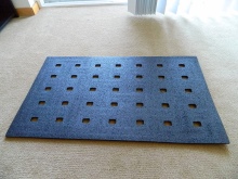 Perforirana talna preproga z luknjami za odvajanje vode
