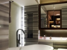 Madingas pilkas vonios kambarys