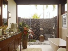 Stilingas smėlio spalvos vonios kambarys.