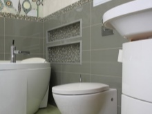 Pilkos ir žalios spalvų derinys vonios kambaryje