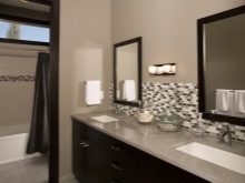 Pilkos ir rudos spalvos vonios kambarys