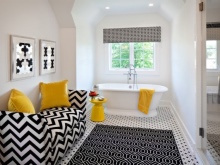 Ryškūs balto vonios kambario aksesuarai