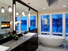 Didelis veidrodis madingame vonios kambaryje