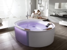Turbo bubbelbadkar med kromoterapi.