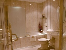 Kaunis muovinen kylpyhuoneen panelointi