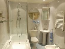 Muoviset kylpyhuoneen seinät