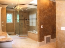 Kylpyhuoneen seinät sisustettu stukilla