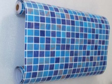 Itseliimautuva kalvo kylpyhuoneen seiniin