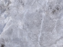 Kylpyhuoneen seinät viilutettu itseliimautuvalla kalvolla