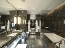 Musta marmori kylpyhuoneeseen