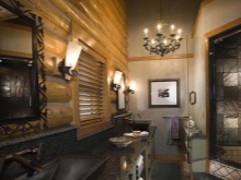 Puupaneloitu kylpyhuone