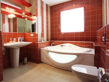 Kirkas keramiikka kylpyhuoneen seinillä