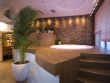 Μεγάλο μπάνιο με ξύλινη επένδυση