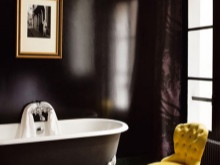 Καφέ μπάνιο σε συνδυασμό με κίτρινα αξεσουάρ