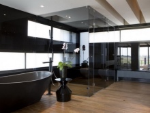 Μεγάλο μπάνιο με παράθυρο