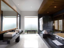 Σωστά τοποθετημένα εξαρτήματα σε ένα ευρύχωρο μπάνιο