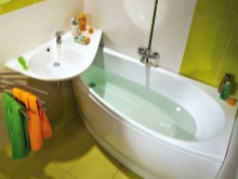 Ъглова малка вана в интериора на банята