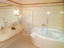 Стените на банята са облицовани с гранитогрес