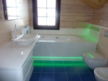 Iluminação brilhante do chão da casa de banho