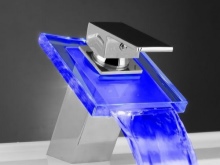 Iluminação da torneira da casa de banho