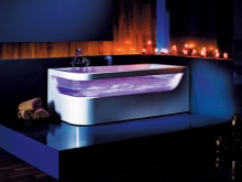 Ваната със стъклен панел от марката