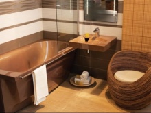 Бежова акрилна вана в интериора