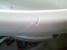 Напукана акрилна вана