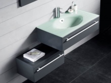 Chiuvete cu balamale gri în baie