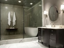 Unitate de sertare contrastantă în baie gri