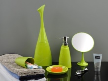 Accente luminoase și bufante pentru baie gri