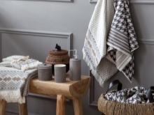 Accesorii frumoase pentru o baie gri