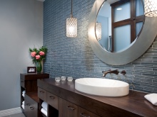 Armonie de gri și lemn în baie