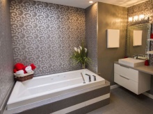 Decorațiuni de perete în baie gri