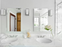 Baie gri deschis cu flori