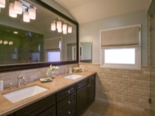 Τραπέζι ματαιοδοξίας στο μπάνιο με παράθυρο