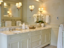 Ένα πλήρες τραπέζι ματαιοδοξίας μπάνιου 