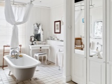 Παράθυρο μπάνιου και καλός φωτισμός για το τραπέζι του μπάνιου