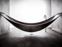 Epätavallisen kylpyammeen virtaavat linjat